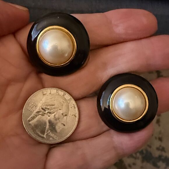 Marvella Signed Mid Century Faux Pearl & Black Enamel Post Button Earrings. - Picture 4 of 5